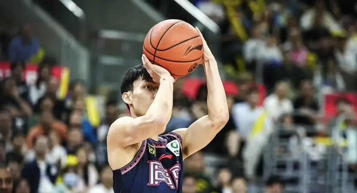 广东宏远冲刺阶段主帅复盘，志在足总杯名次提升，球迷炸锅，更衣室氛围转暖 