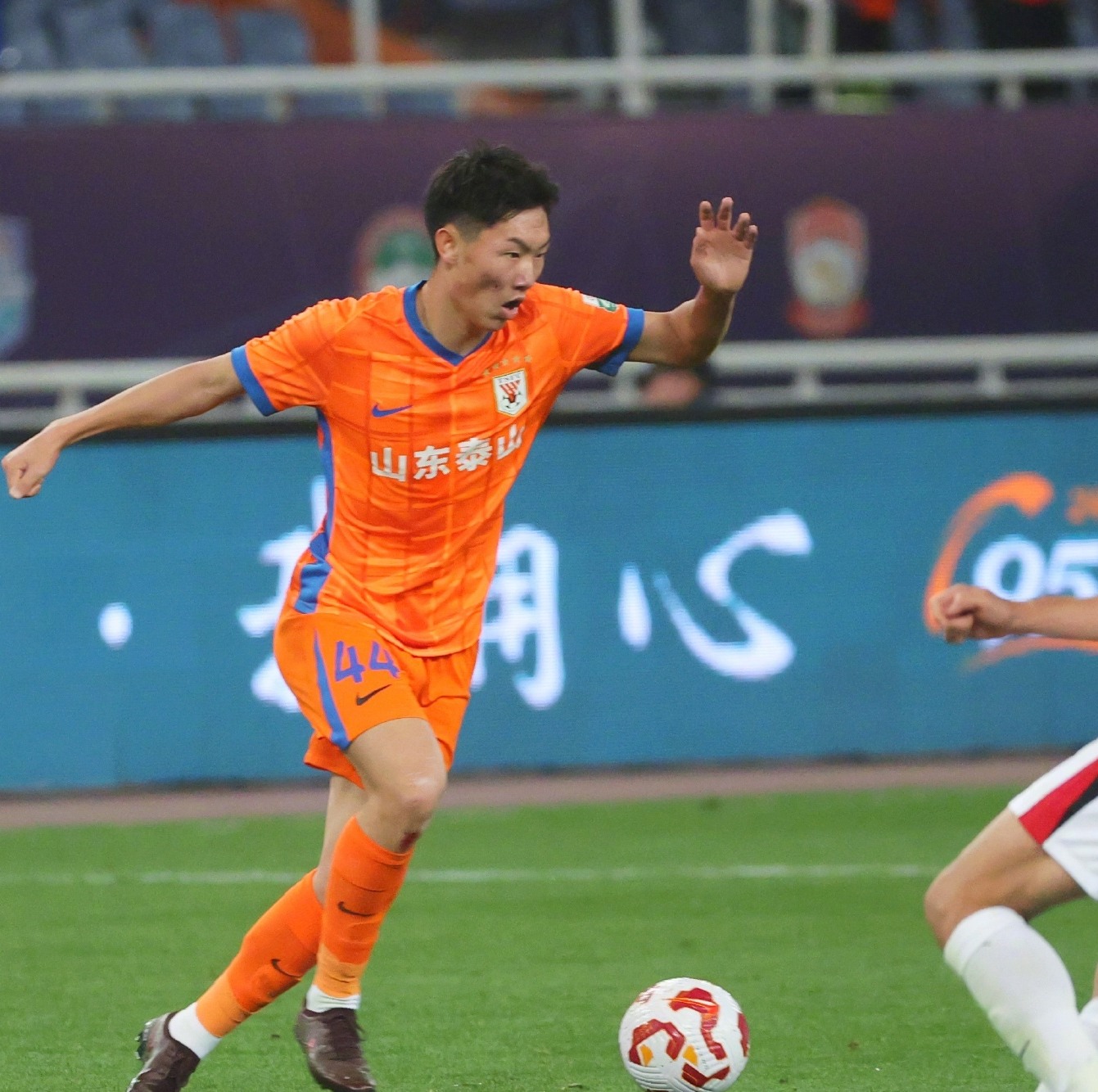 包含赛前意甲传出新动向，山东男篮迎来里程碑，管理层表态：悬念犹存，纪律约束更严格的词条