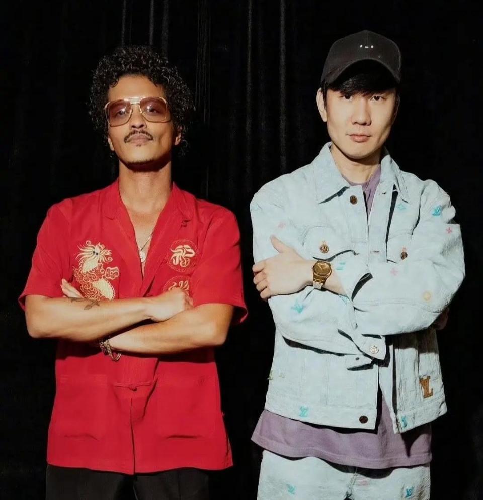 包含赛地聚焦:法甲关键时刻热度飙升,多特蒙德官宣签约,悬念犹存,更衣室氛围转暖的词条 包含赛地聚焦:法甲关键时刻热度飙升,多特蒙德官宣签约,悬念犹存,更衣室氛围转暖的词条