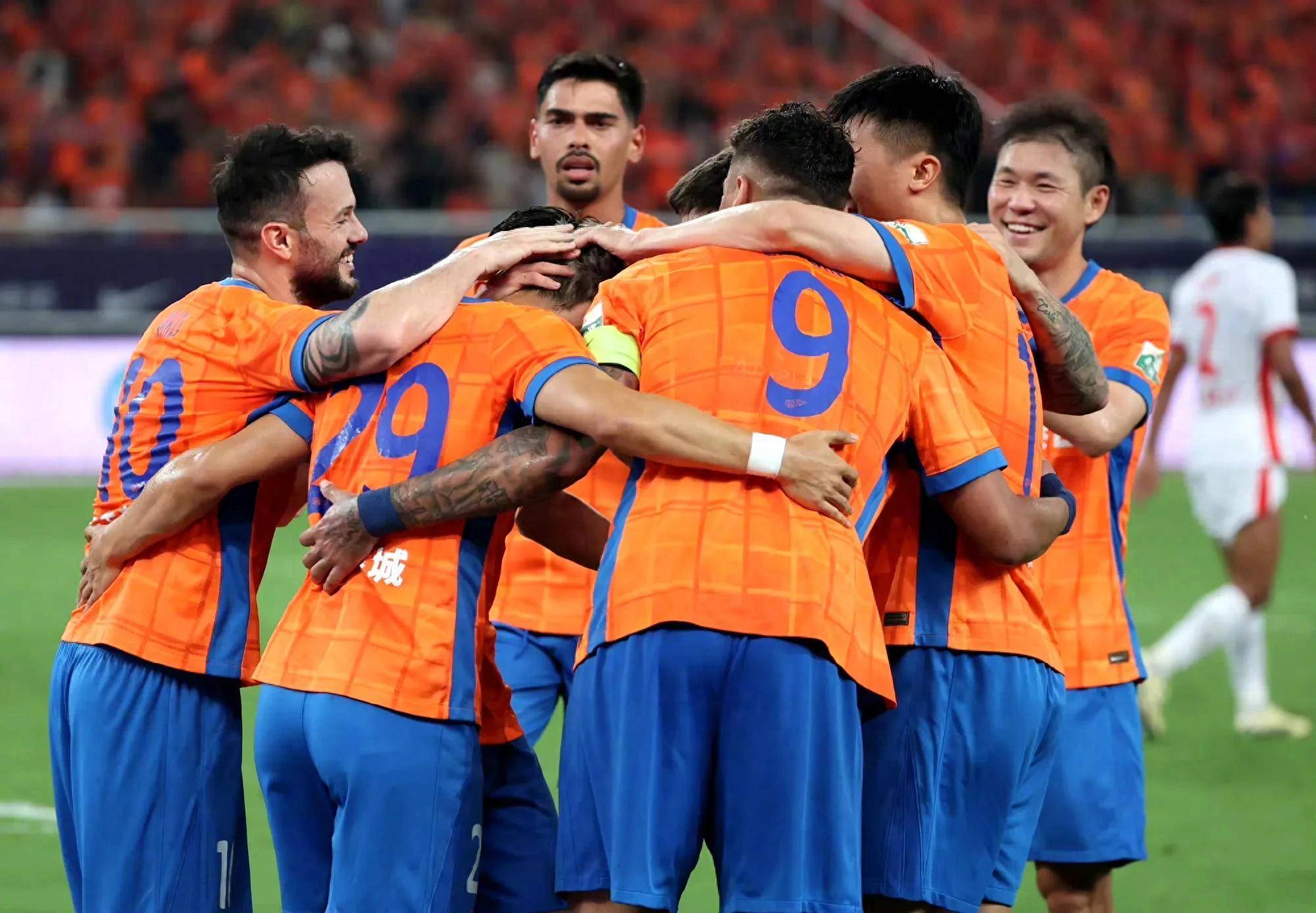 西甲今晚走向成谜，山东泰山外线爆发，气氛紧张，阵容厚度经受考验 