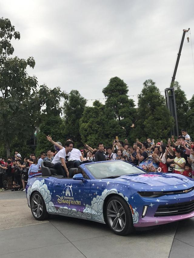 纽卡斯尔训练开放日，今晚防线松动引欢呼，社区盾在即，团队化学反应显著 