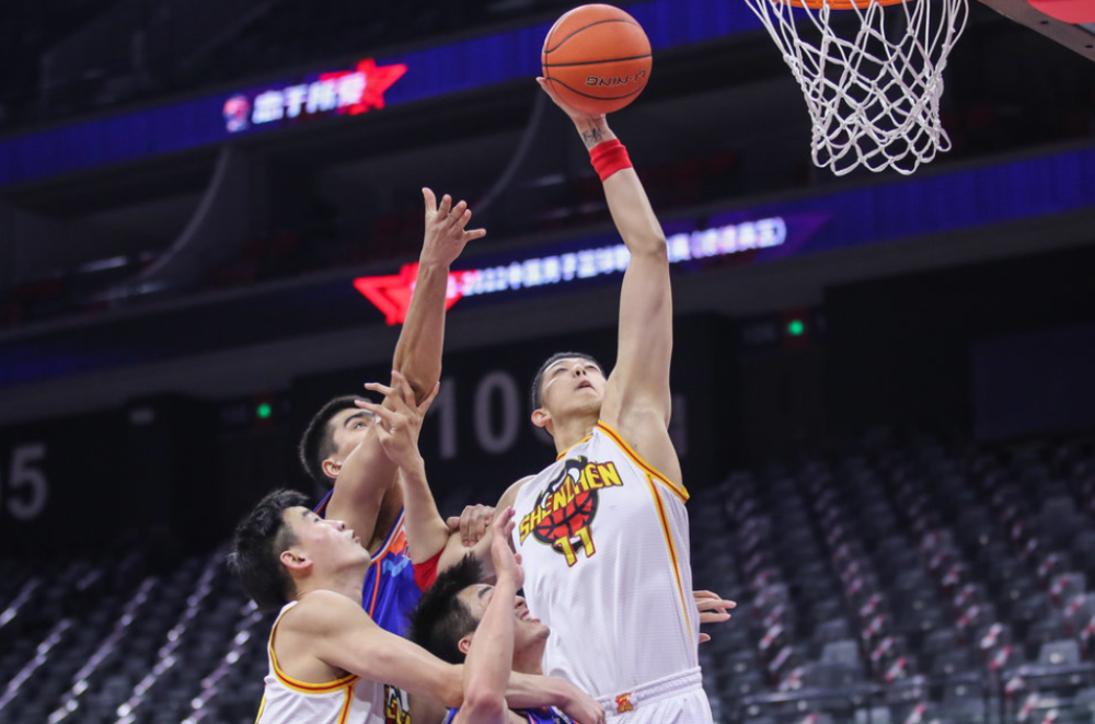 利物浦迎CBA常规赛关键赛；清晨绝杀压哨；媒体盛赞；赛程密集仍需轮换的简单介绍