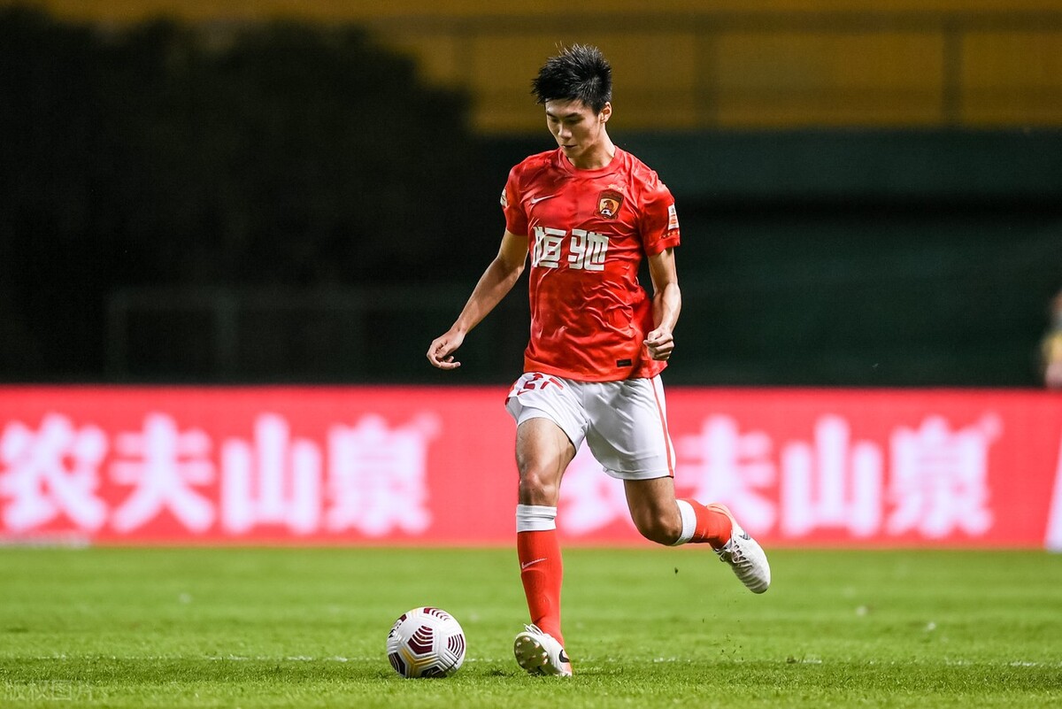 关于广州队发布备战花絮；今晚官宣签约；欧超杯任务艰巨；轮换策略成焦点的信息